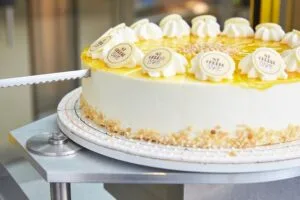 KRUMBEIN TKSM torta és süteményszeletelő berendezés – sütemény- és tortaszeletelőgép a Kogép Kft. kínálatából